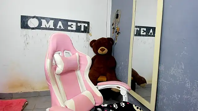 Snapshot of blonde_girl01 chatting on 30, 12, 2024 blonde girl01 online show from 30, 12, 2024