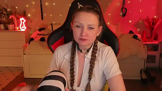 Snapshot of desperatehousewife__ chatting on 8, 3, 2025 desperatehousewife online show from 8, 3, 2025