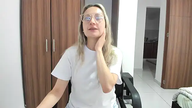 Snapshot of Adele_johnsonn1 chatting on 10, 9, 2025 Adele johnsonn1 online show from 10, 9, 2025