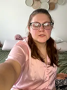 Snapshot of sexybee124 chatting on 15, 10, 2025 sexybee124 online show from 15, 10, 2025