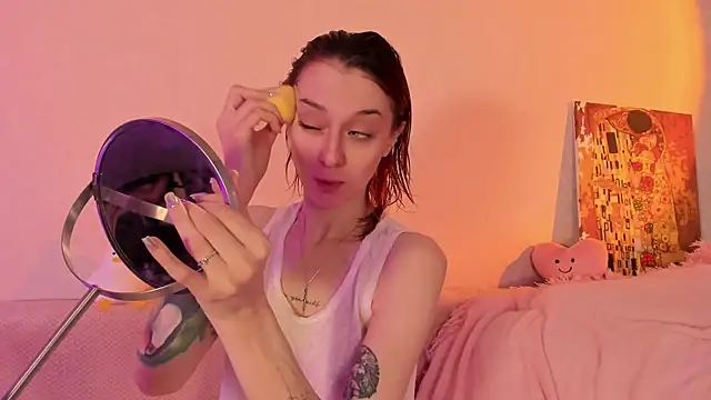 Snapshot of CrystalRey chatting on 4, 2, 2025 CrystalRey online show from 4, 2, 2025