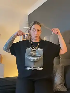 Snapshot of blondebitch2 chatting on 14, 1, 2025 blondebitch2 online show from 14, 1, 2025