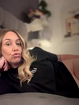 Snapshot of blondebitch2 chatting on 15, 11, 2025 blondebitch2 online show from 15, 11, 2025