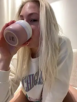 LuisaBecker online show from 18, 3, 2025