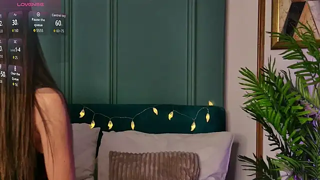 Snapshot of LunaWills_ chatting on 25, 10, 2025 LunaWills online show from 25, 10, 2025