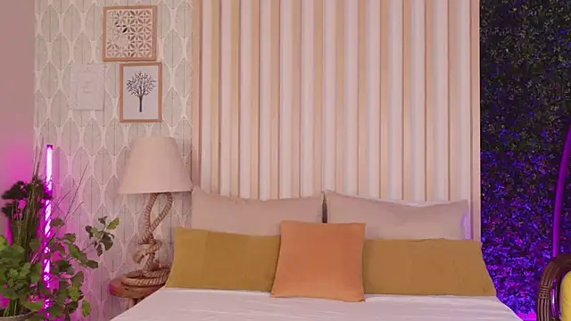 Snapshot of LunaWills_ chatting on 9, 11, 2025 LunaWills online show from 9, 11, 2025