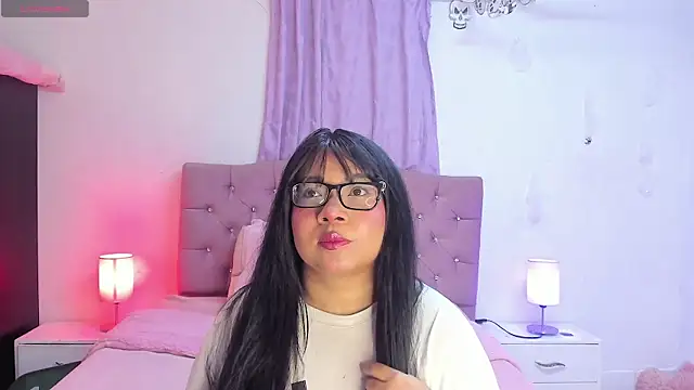 Snapshot of Latinabombsheell chatting on 7, 10, 2025 Latinabombsheell online show from 7, 10, 2025