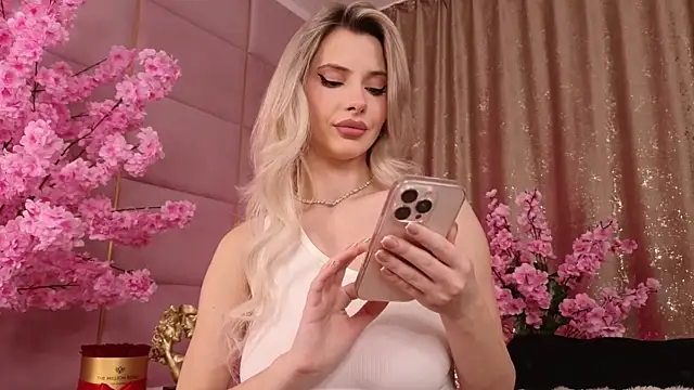 Snapshot of Elliblue chatting on 1, 12, 2025 Elliblue online show from 1, 12, 2025