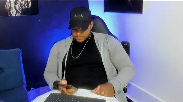 Snapshot of Big_furry_bear13 chatting on 13, 11, 2025 Big furry bear13 online show from 13, 11, 2025