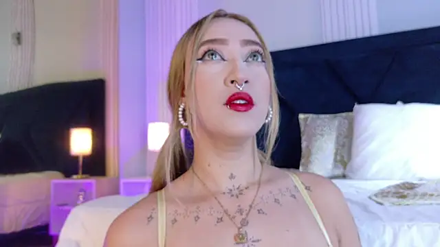 Snapshot of MollyCruz chatting on 18, 11, 2025 MollyCruz online show from 18, 11, 2025