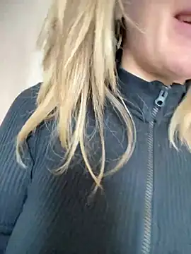 HotXMom online show from 4, 3, 2025