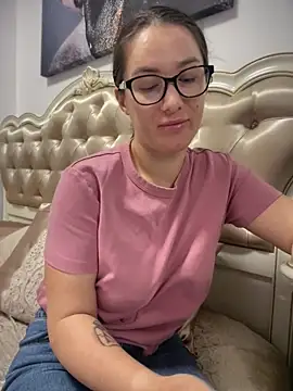 HotXMom online show from 4, 6, 2026