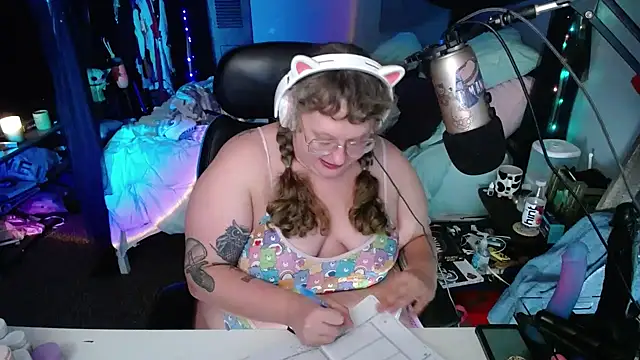 Snapshot of FatVeronica chatting on 12, 1, 2025 FatVeronica online show from 12, 1, 2025