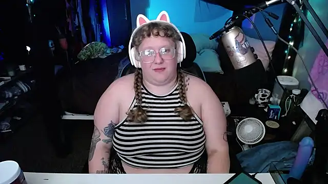 Snapshot of FatVeronica chatting on 4, 2, 2025 FatVeronica online show from 4, 2, 2025