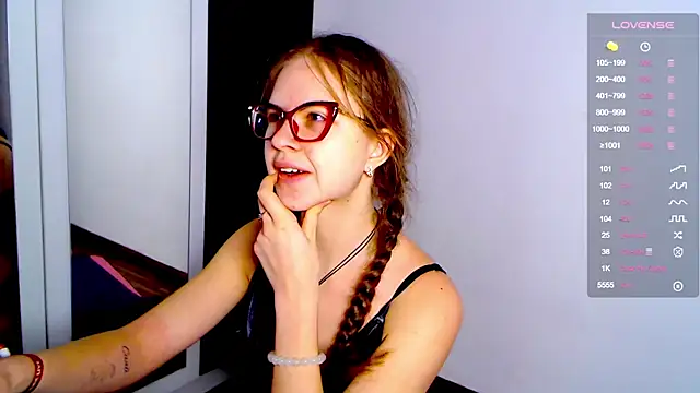 Snapshot of Sarah_HS chatting on 12, 12, 2024 Sarah HS online show from 12, 12, 2024