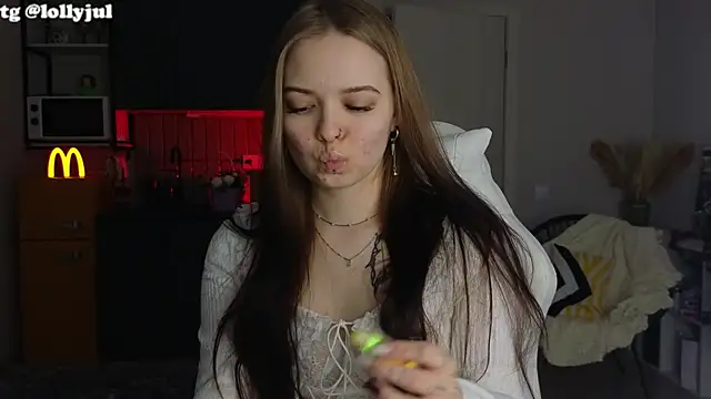 Snapshot of doll_lol_ chatting on 15, 10, 2025 doll lol online show from 15, 10, 2025