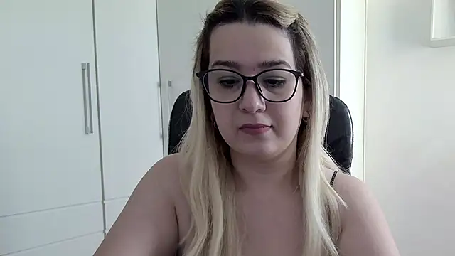 Snapshot of amooraaamoon chatting on 7, 3, 2025 amooraaamoon online show from 7, 3, 2025