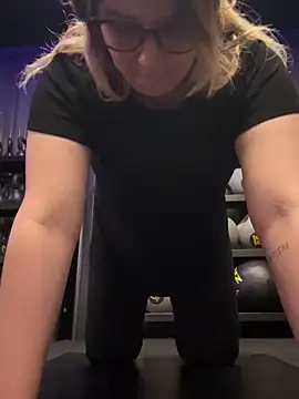 Snapshot of amooraaamoon chatting on 6, 11, 2025 amooraaamoon online show from 6, 11, 2025