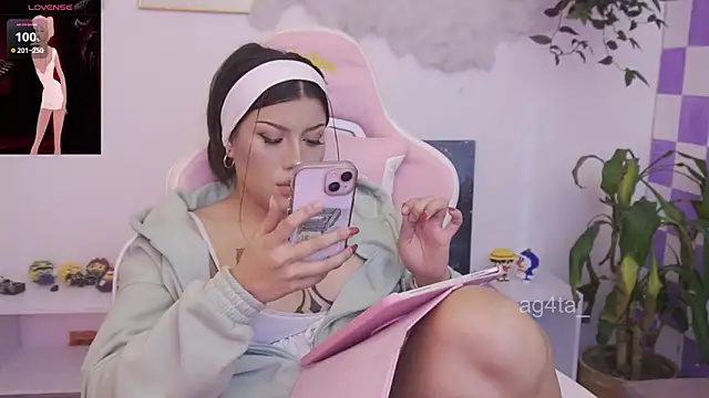 Snapshot of Ag4ta_ chatting on 8, 11, 2025 Ag4ta online show from 8, 11, 2025