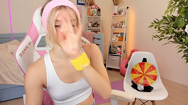 Snapshot of Lily_Young chatting on 29, 10, 2025 Lily Young online show from 29, 10, 2025