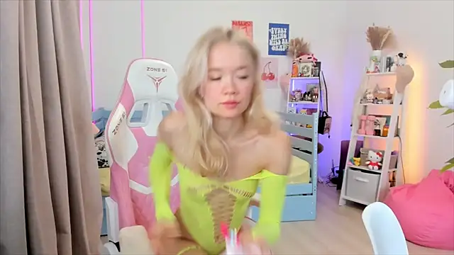 Snapshot of Lily_Young chatting on 28, 11, 2025 Lily Young online show from 28, 11, 2025