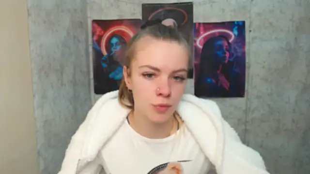 Snapshot of AliceFlirtt_ chatting on 12, 11, 2025 AliceFlirtt online show from 12, 11, 2025