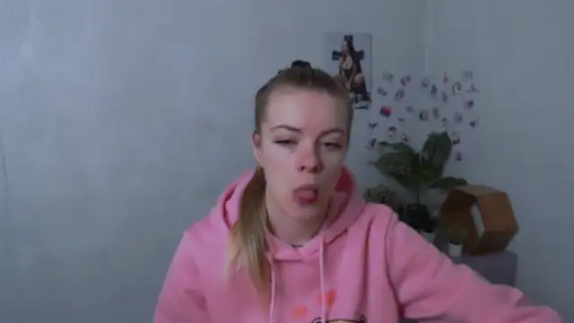 Snapshot of AliceFlirtt_ chatting on 1, 12, 2025 AliceFlirtt online show from 1, 12, 2025