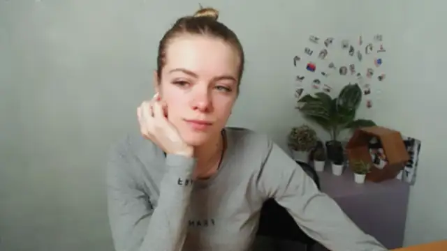 Snapshot of AliceFlirtt_ chatting on 17, 12, 2025 AliceFlirtt online show from 17, 12, 2025