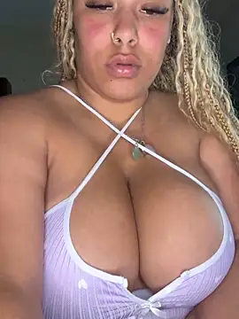 Snapshot of lovelymyah chatting on 21, 3, 2025 lovelymyah online show from 21, 3, 2025