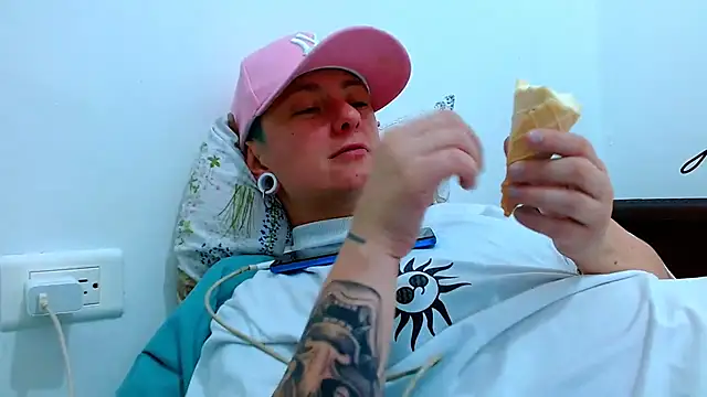 Snapshot of tomboyblue chatting on 4, 2, 2026 tomboyblue online show from 4, 2, 2026