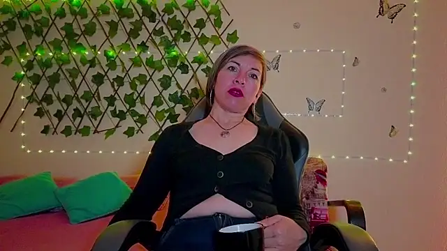 Lady breaks hearts online show from 12, 11, 2025