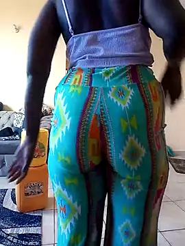 Snapshot of zainabsmile chatting on 5, 11, 2025 zainabsmile online show from 5, 11, 2025