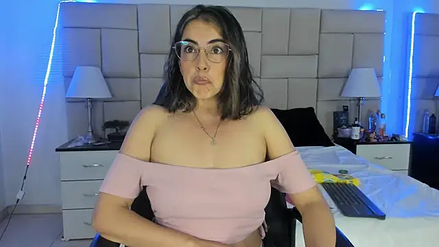 Snapshot of IsisLoveyes_ chatting on 2, 1, 2025 IsisLoveyes  online show from 2, 1, 2025