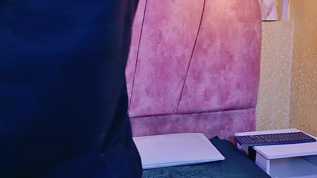 kendalltaylorr online show from 7, 1, 2026