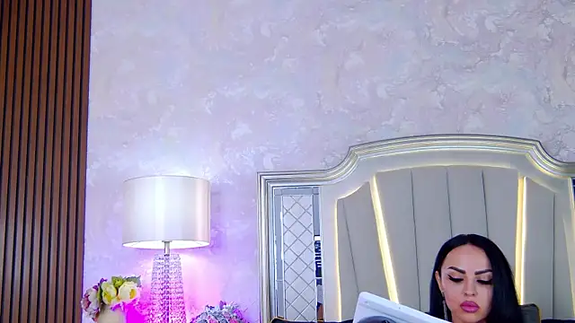 Issadorra online show from 16, 2, 2025