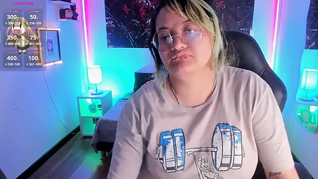 Snapshot of lucky-leah chatting on 23, 10, 2025 lucky-leah online show from 23, 10, 2025