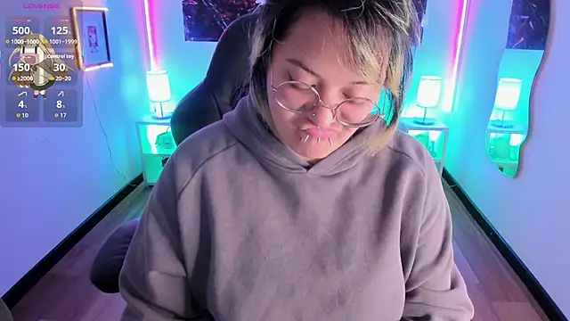 Snapshot of lucky-leah chatting on 25, 10, 2025 lucky-leah online show from 25, 10, 2025