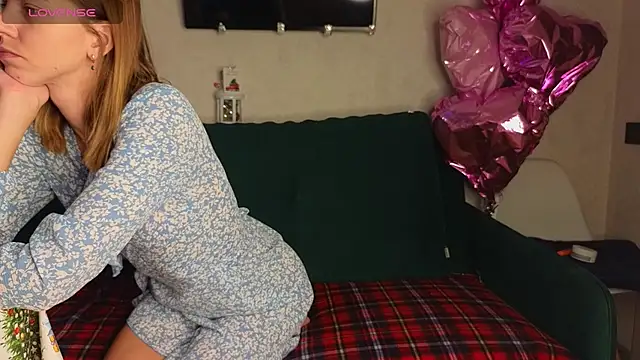 Snapshot of FoxLoveBasik chatting on 27, 12, 2024 FoxLoveBasik online show from 27, 12, 2024