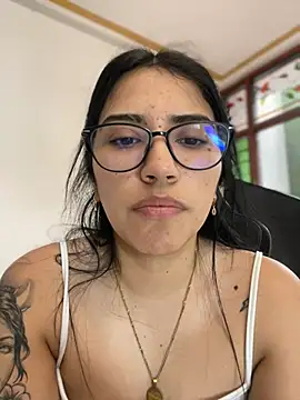 Snapshot of SaritaHot_69 chatting on 11, 12, 2024 SaritaHot 69 online show from 11, 12, 2024