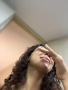 uniquerossie online show from 4, 2, 2026