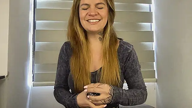 Snapshot of Val__ chatting on 8, 9, 2025 Val online show from 8, 9, 2025