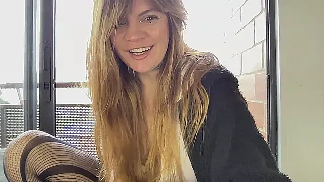 Snapshot of Val__ chatting on 30, 9, 2025 Val online show from 30, 9, 2025