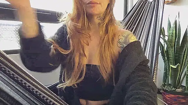 Snapshot of Val__ chatting on 4, 10, 2025 Val online show from 4, 10, 2025