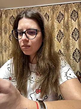 NadiraNoor online show from 5, 3, 2025