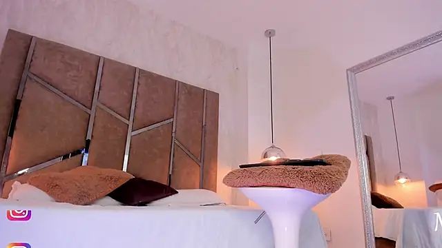 Martinaa Jones  online show from 24, 1, 2025