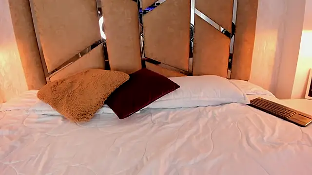 Martinaa Jones  online show from 19, 3, 2025