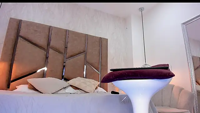 Martinaa Jones  online show from 18, 9, 2025