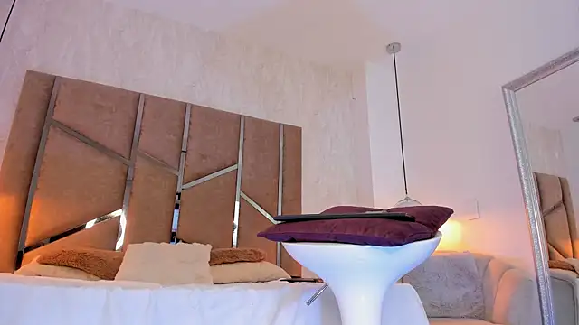 Martinaa Jones  online show from 4, 10, 2025