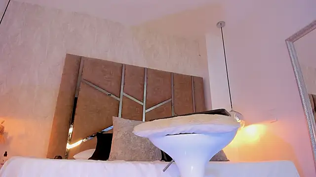 Martinaa Jones  online show from 16, 12, 2025