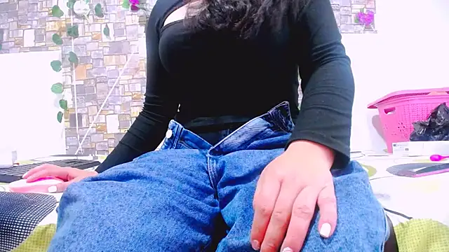 Snapshot of MaidenGame chatting on 17, 11, 2025 MaidenGame online show from 17, 11, 2025